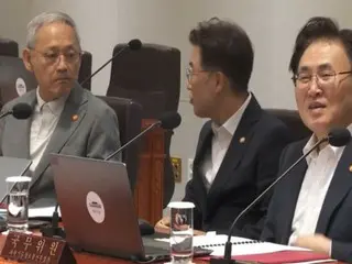 When the president enters the room, he quickly removes his tie... "Is there no dress code?" = South Korea