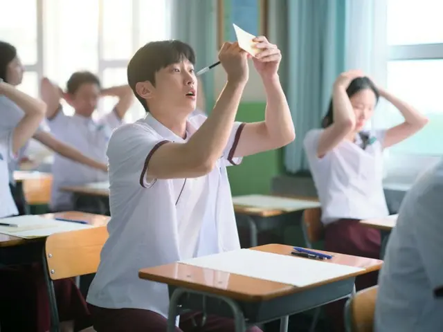 The main footage from "To the Sun We Loved in the Summer," starring Dahyun (TWICE) and Jin Young, "Rainy Bus Stop Edition," which condenses the excitement and bittersweetness of first love, has been released!