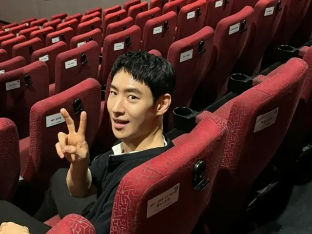 Lee Je Hoon, a top actor who appeared at a subway station... A photo of him at his birthday event confirmed by a fan