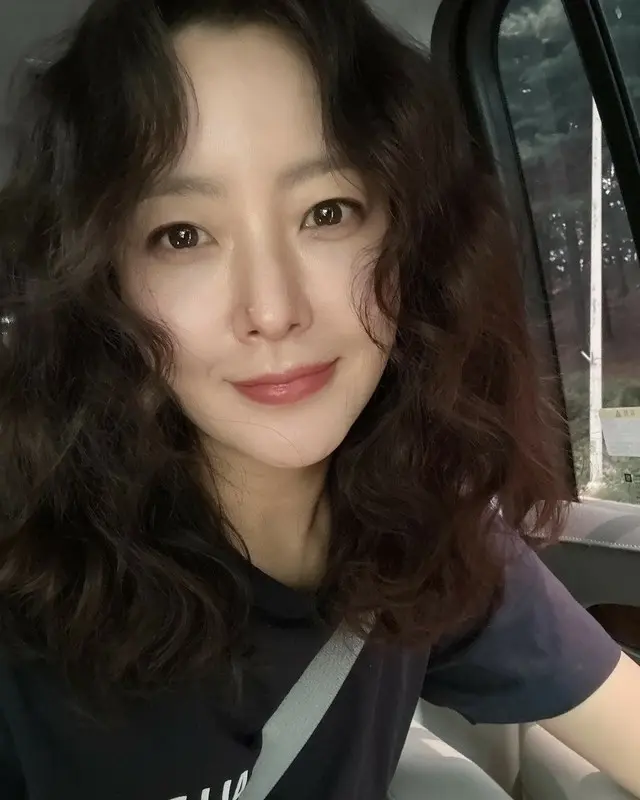 女優キム・ヒソン、年齢を忘れたレジェンド美貌…目鼻立ち全てが驚きの「CG級」