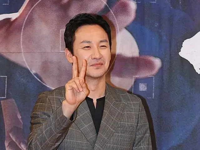 Uhm Tae Woong, before returning to the big screen after 9 years... "Make sure you're happy," his wife and sister cheer him on