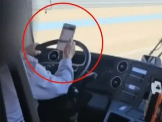 "Don't they care about the passengers?" Airport bus driver obsessed with smartphone instead of steering wheel (South Korea)