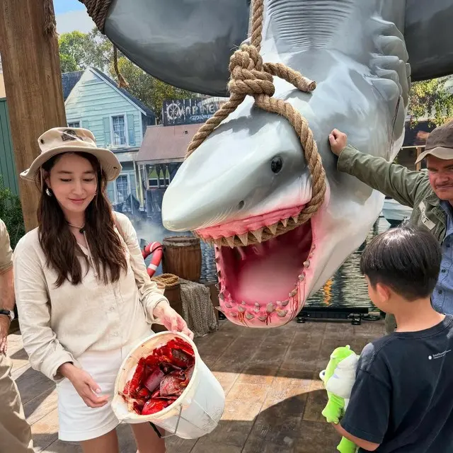 女優イ・ミンジョン、夫イ・ビョンホンと一緒に旅行？…サメに餌やり中「一瞬、冷や汗」