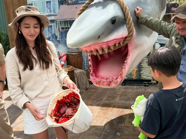 Actress Lee Min Jeon, traveling with her husband Lee Byung Hun? ... "Breathed in a cold sweat for a moment" while feeding sharks