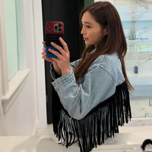 女優イ・ミンジョン、夫イ・ビョンホンと一緒に旅行？…サメに餌やり中「一瞬、冷や汗」