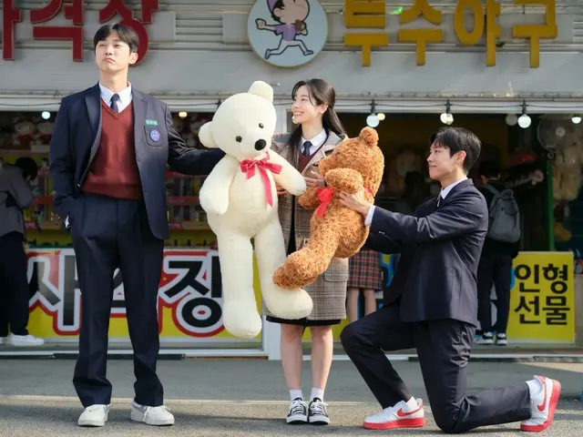 "To the Sun Ah We Loved That Summer" stills of honor student Sun Ah (Dahyun) and free-spirited Jin Woo (Jin Young) and their classmates have been released