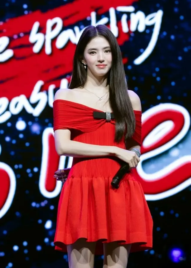 女優ハン・ソヒ、真っ赤な超ミニワンピースの装い…タイを魅了したビジュアル2