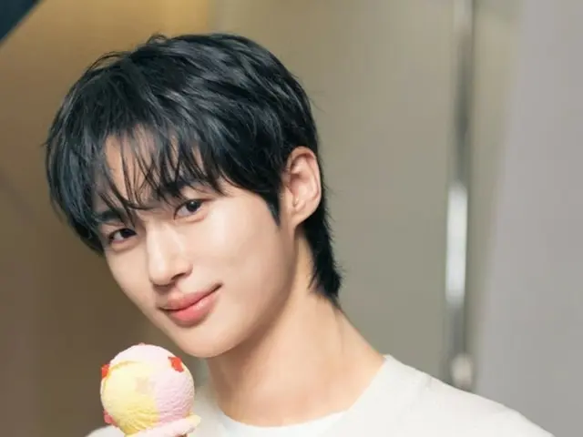 Actor Byeon WooSeok, the heroine of a shojo manga... From ice cream to bears, he creates a romantic atmosphere with "unfair shots"