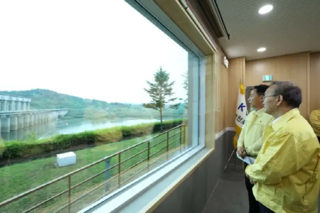 臨津江流域の郡南ダムやピルスン橋などを訪れ、水害防止状況を確認する統一部のキム・ナムジュン次官（写真＝統一部）