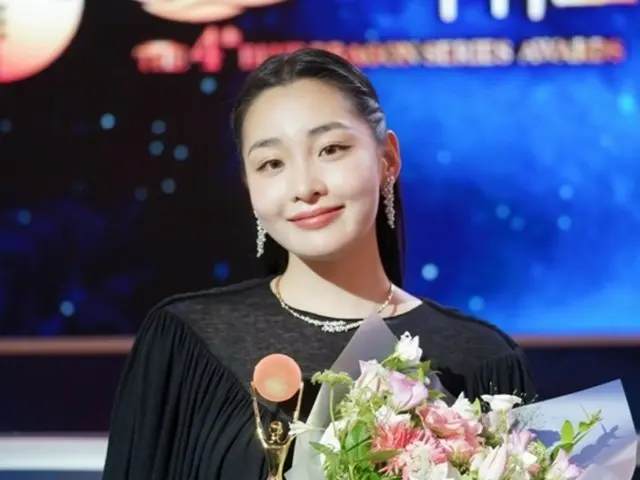 Actress Kim MinHa wins Newcomer Award at the 4th Blue Dragon Series Awards... "She speaks at her own pace and with all her heart"