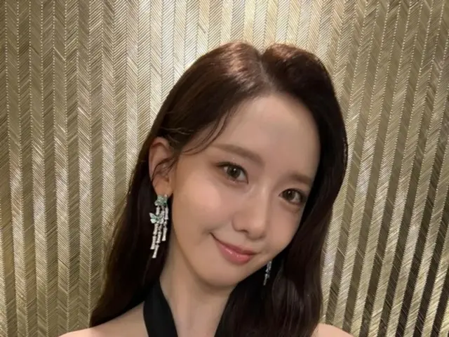 Yuna (Girls' Generation) looks just like "Yunphrodite" in a dress... It looks like she's having fun taking selfies