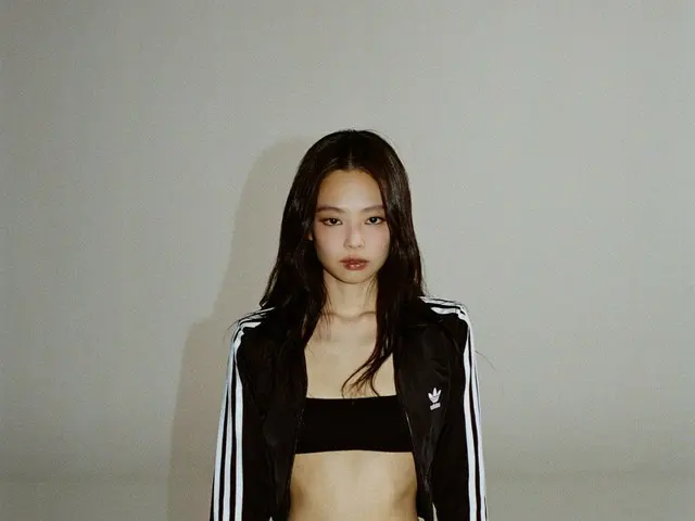 JENNIE (BLACKPINK) has the perfect "flat stomach"...waistline in a bra top
