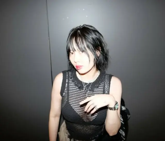 ヒョナ、大胆ファッション