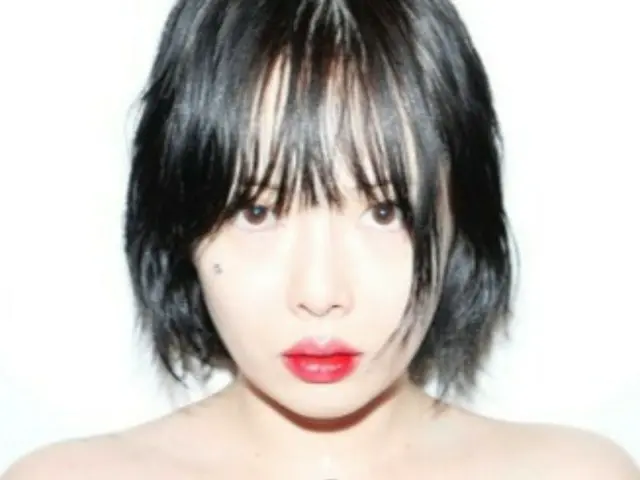HyunA (former 4Minute) posts topless photo on SNS...too bold to be nervous