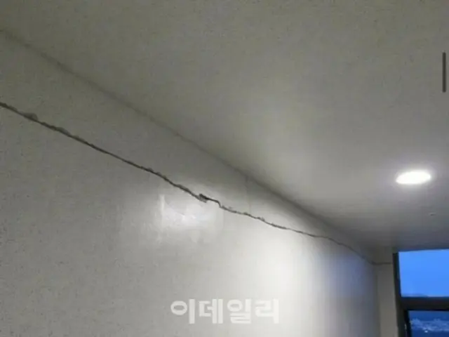 Cracks in corridor wall... Construction company requested to conduct "structural safety inspection" = South Korea