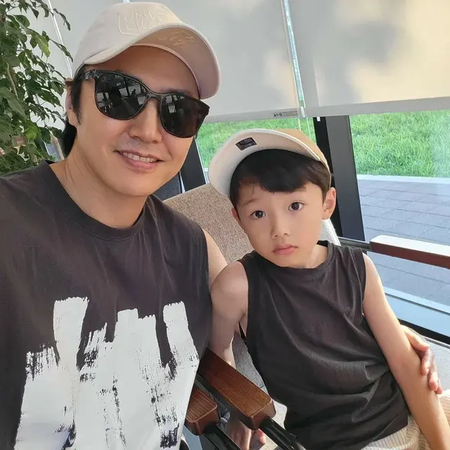 “韓国のキムタク”俳優ユン・サンヒョン、子役クラスのビジュアルを誇る息子と近況ショット…こんなに大きくなりました