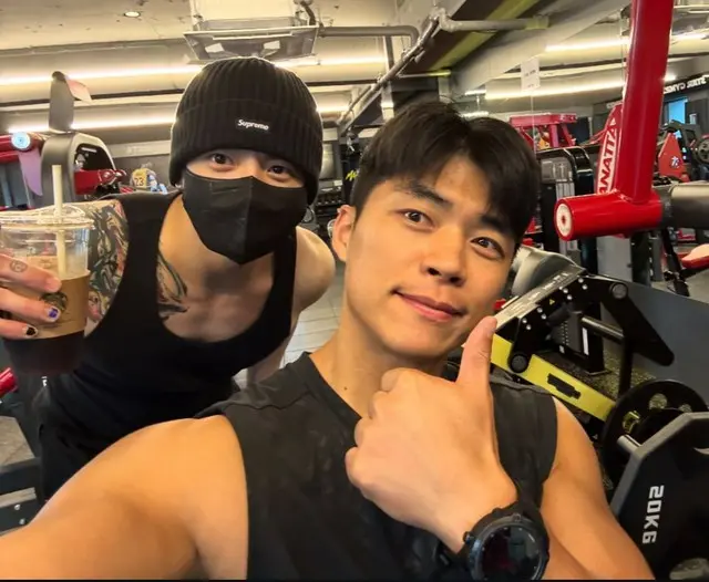 「BTS」JUNG KOOK、新しい肩のタトゥーをキャッチ…「なぜこんなに頑張るの？トレーニング」