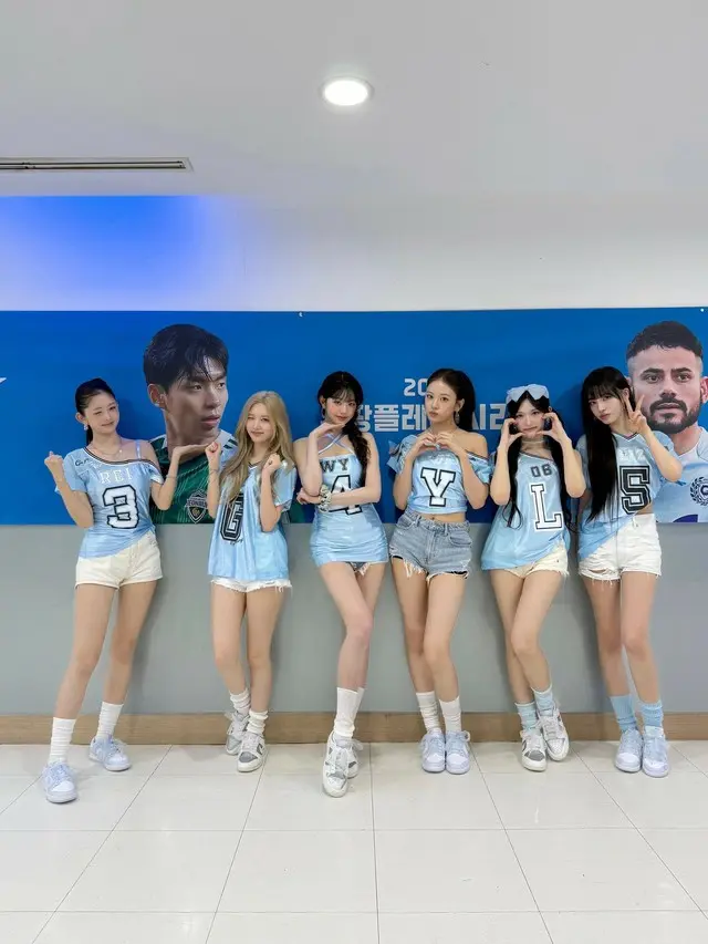 「IVE」、サッカー試合での衣装にネットユーザーから賛否両論