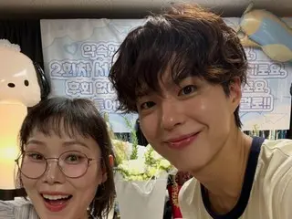 Actor Park BoGum gives fan meeting MC Park Seulgi clothes and shoes as gifts