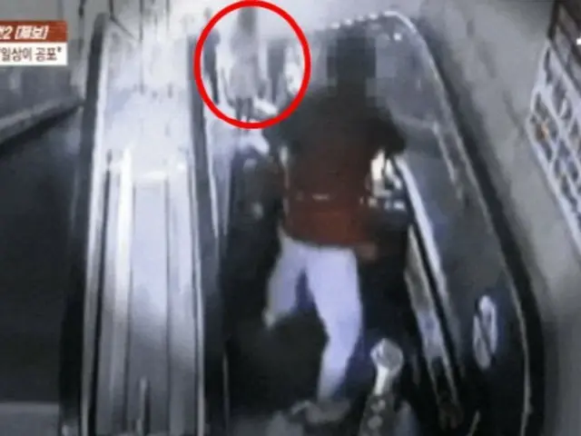 Two suitcases roll off escalator... Woman injured, 8 weeks to heal (South Korea)