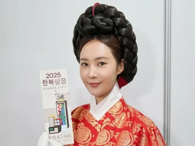 Girls' Generation's YURI gracefully captivates the audience at the 2025 Hanbok Shop fashion show