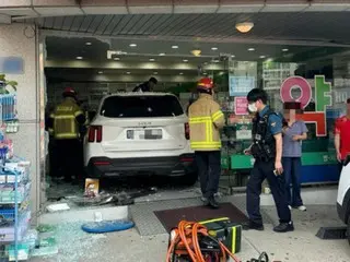 SUV driven by man in his 60s crashes into pharmacy in Hwaseong... pharmacist killed = South Korea