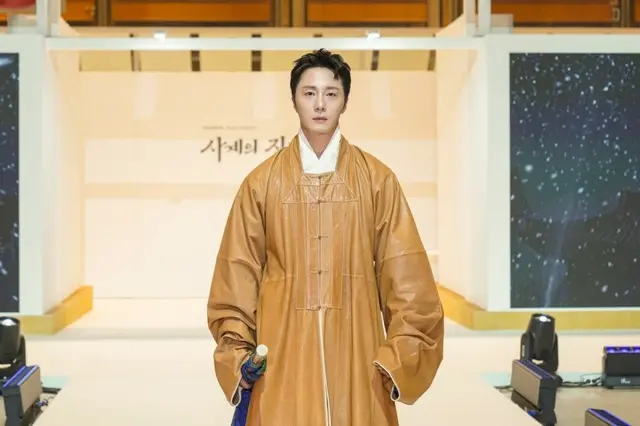 “時代劇職人”チョン・イル、古典美を生かした韓服姿でランウェイに登場