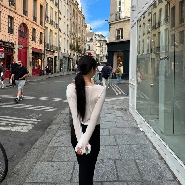 「BLACKPINK」JENNIE、ワールドツアー中のほっこりするひとときを公開…素顔で街中を散策03