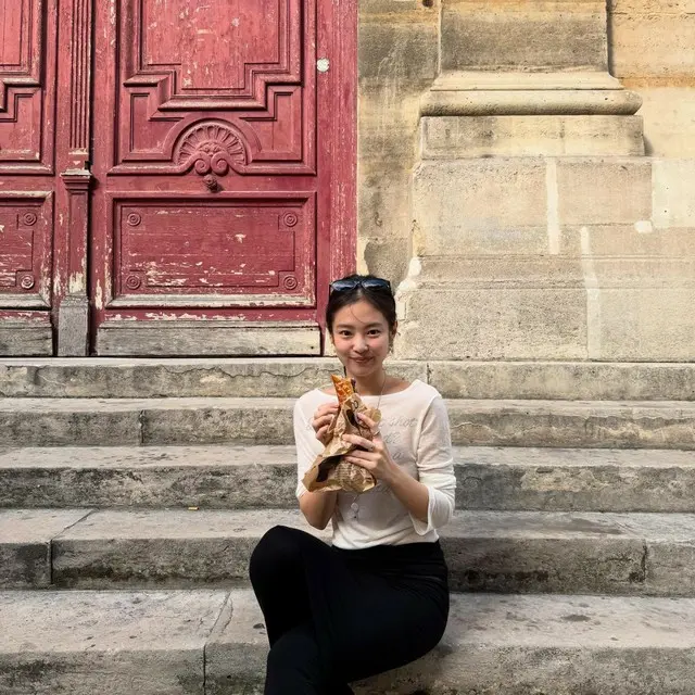 「BLACKPINK」JENNIE、ワールドツアー中のほっこりするひとときを公開…素顔で街中を散策04