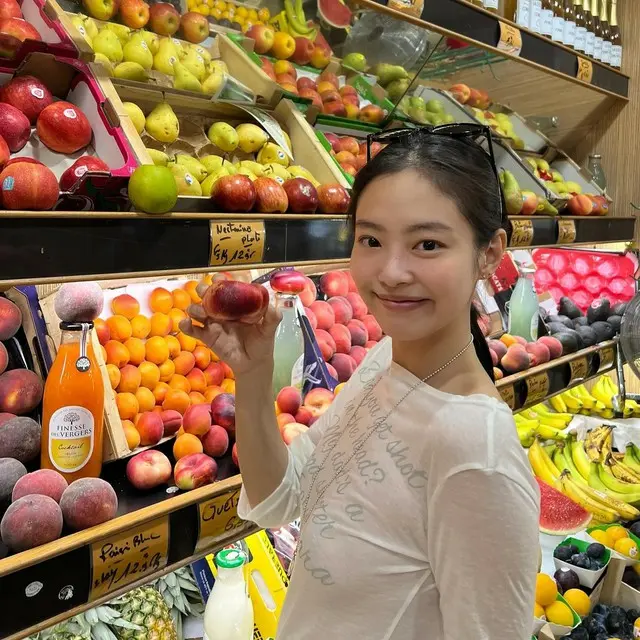 「BLACKPINK」JENNIE、化粧気のない姿なのにラブリー…パリで輝く美貌