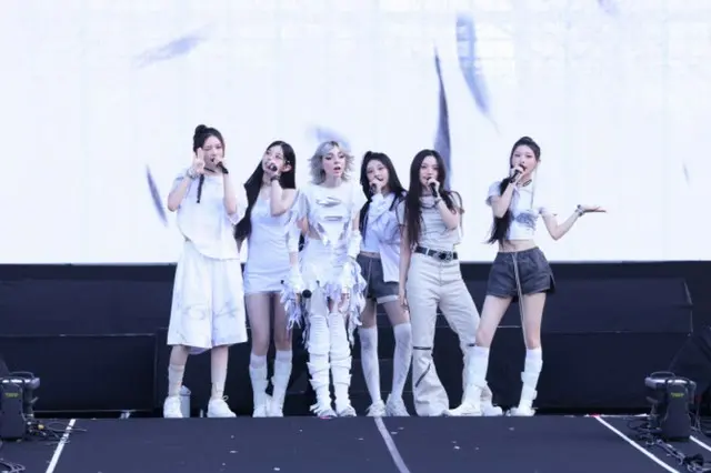 「ILLIT」、カナダ出身歌手ソフィー・パワーズとコラボ曲「jellyous」の合同ステージが実現…「次元が違った」