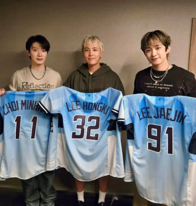 「FTISLAND」ホンギ、ミンファン＆ジェジンと仲良くポーズ…3人そろって本格的に活動開始