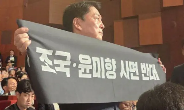 最大野党代表候補、大統領の支持率 “下落”に…「サンキュー曹国」＝韓国