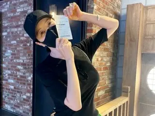 Actress Kim Hye Soo, who will be appearing in the sequel to "Signal," shows off her perfect S-line in a super mini skirt... showing off her excellent self-management skills