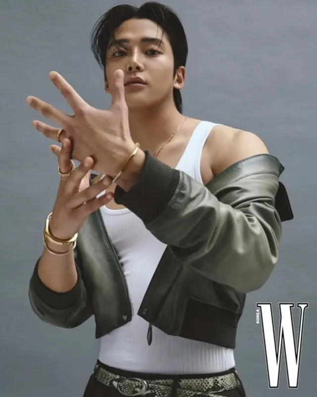 ロウン（SF9）、グラビア＆インタビュー公開…引き締まった筋肉質なボディで致命的なセクシーさが爆発03