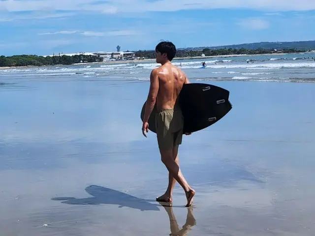 Actor Ahn BoHyun, gazes at his solid back with bronze skin