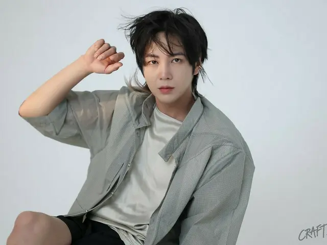 Jang Keun Suk reveals behind-the-scenes cuts from a gravure shoot... “Sharing highly stimulating photos”