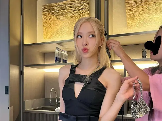 "BLACKPINK" Rosé, cute black mini dress... Just like a doll