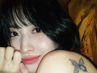 "TWICE" Momo, overflowing with confidence in super close shots... Even her hip charm shines through her tattoos