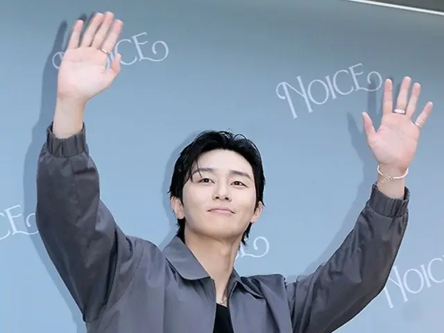 [Photo] Actor Park Seo Jun attends fashion brand pop store opening event... Greeting with both hands raised