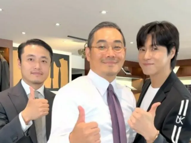 "TVXQ" Yunho shoots a challenge video with various people...This time with a designer