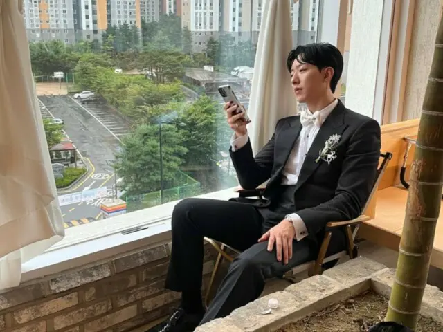 ``CNBLUE'' Lee Jung Shin wears a tuxedo like a groom on his birthday... ``CNBLUE'' KANG MINHEE HYUK & ``FTISLAND'' Lee Jae Jin also commented on congratulations