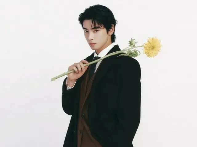 "ASTRO" Cha EUN WOO admires his dandy gentleman's style (with video)