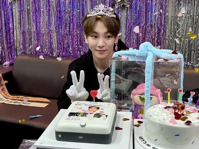 SHINee's KEY celebrates his birthday on the 23rd and receives various cake presents