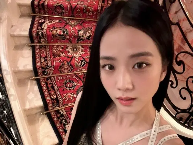 "BLACKPINK" Jisoo attends the Dior show...Exudes charm in an elegant gold dress