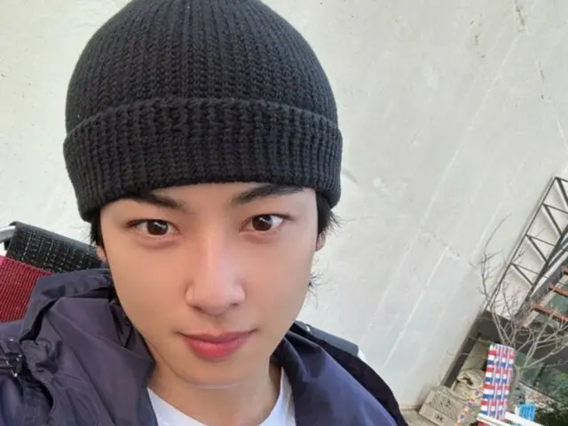 ``ASTRO'' Cha EUN WOO looks cute in a knitted hat... ``Have a happy holiday.''