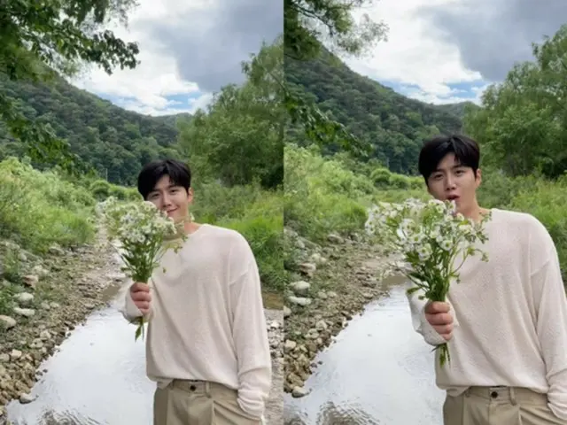 Actor Kim Seon Ho, a man with flowers... A smile that makes your heart flutter, "A male god's visual explosion"