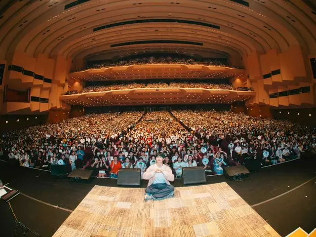 Actor Jung HaeIn takes a commemorative photo with fans after the fan meeting in Japan