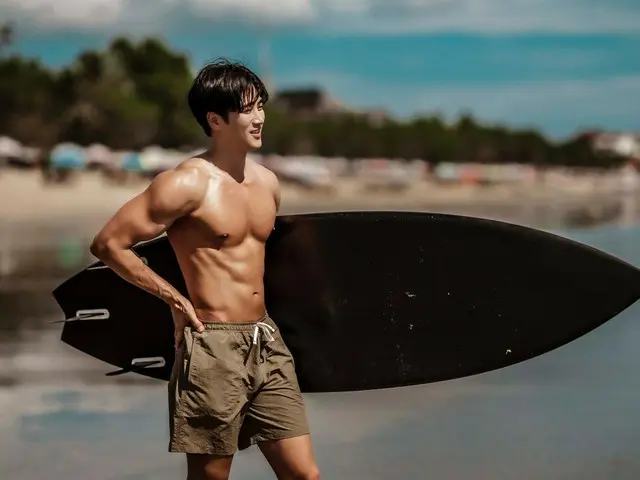 Actor Ahn BoHyun, beautiful muscular body like a statue of David... “Goodbye Summer”