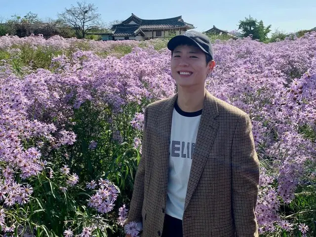 Actor Park BoGum, a heart-pounding visual in a peaceful autumn landscape... “BoGum over flowers”